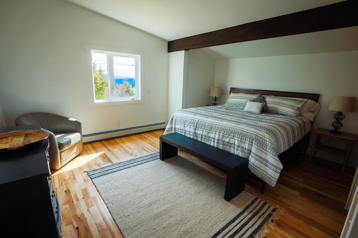 Chumba cha kulala cha ghorofani na kitanda 1 cha mfalme