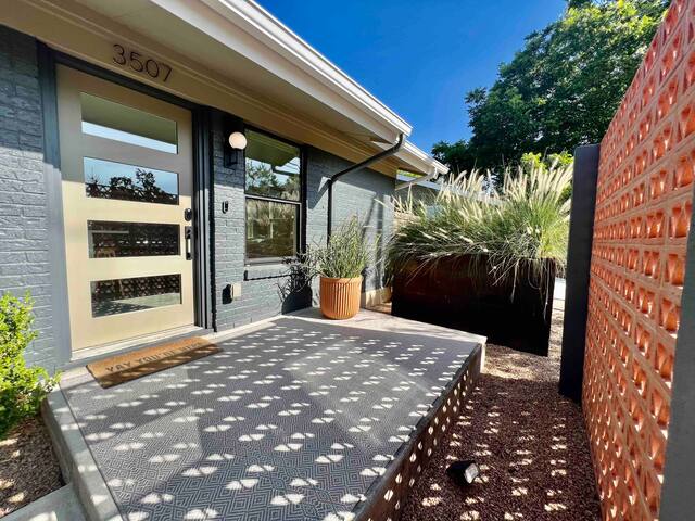 luxe hippie bungalow – POOL/huge deck 3 Beds 78704 gallery image 2
