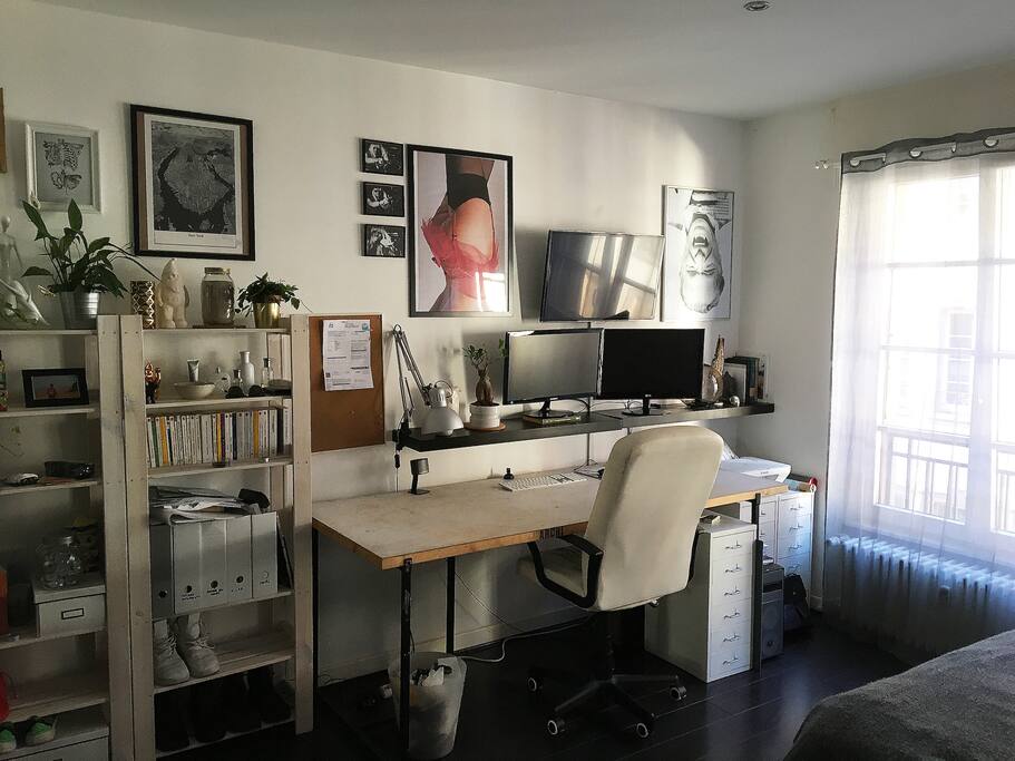 Partie bureau de la chambre avec possibilité d'utiliser la télévision (en USB seulement).