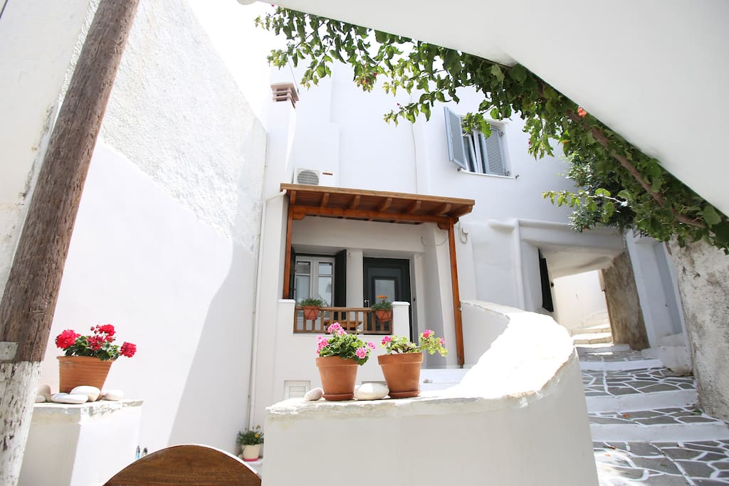 ENTRANCE OF ALMA HOUSE NAXOS