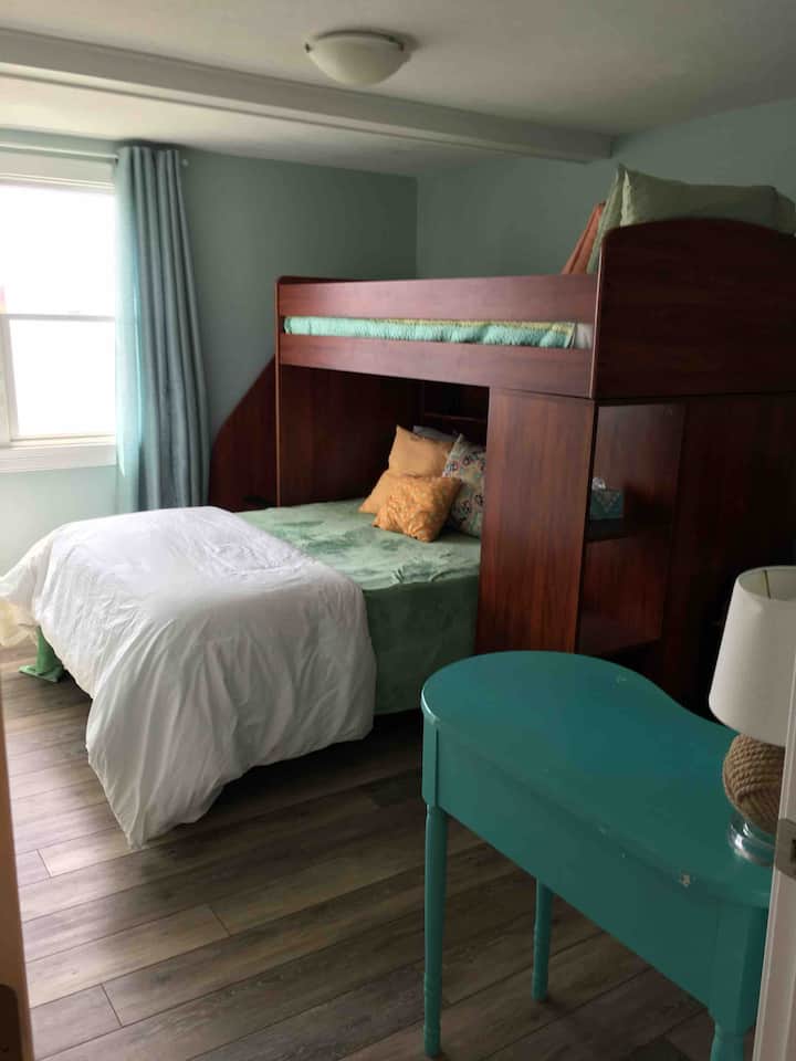 غرفة بطابقين - مزدوجة في الأسفل/ التوأم في الأعلى 