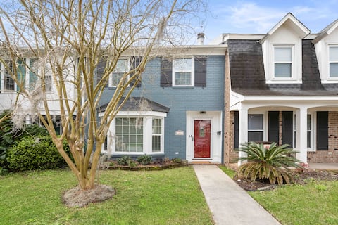 Popular Airbnb listing: Entire townhouse- 10mins to beaches or downtown in Mount Pleasant