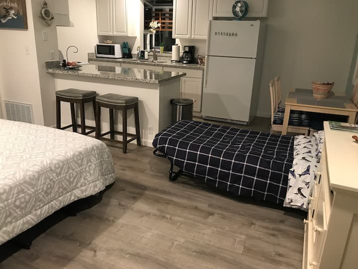 Pearl’s Hidden Treasure
1 Bdr Sleeps Up To 4 - Monterey, CA