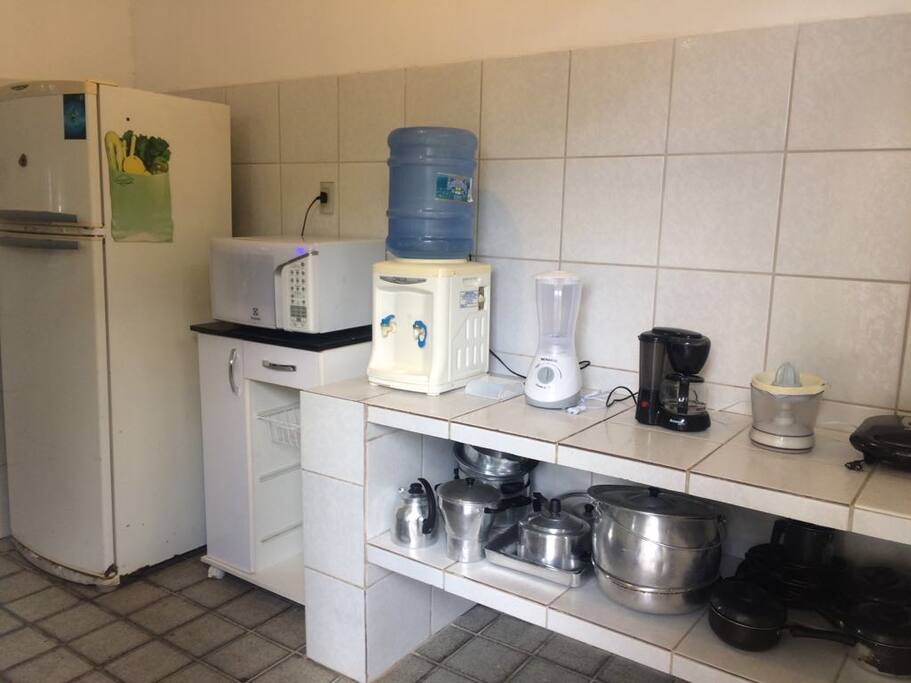 Geladeira, Microondas, Liquidificador, cafeteira, Sanduicheira, Panelas etc.