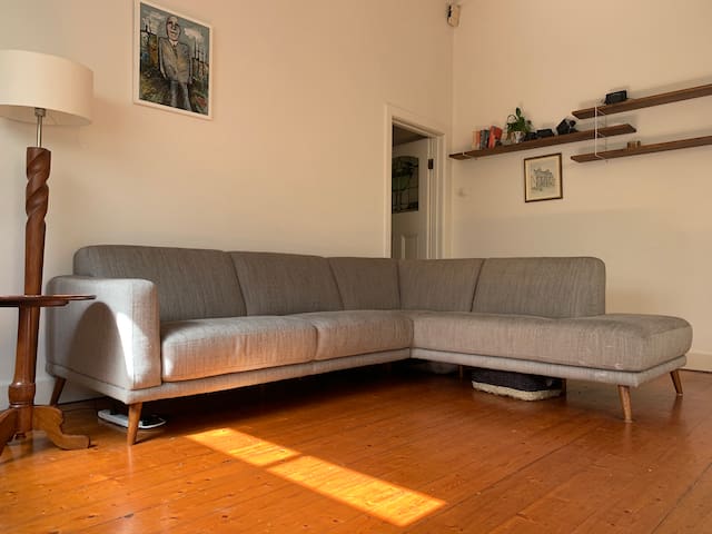 Quant 2 Bedroom Home with parking in Richmond