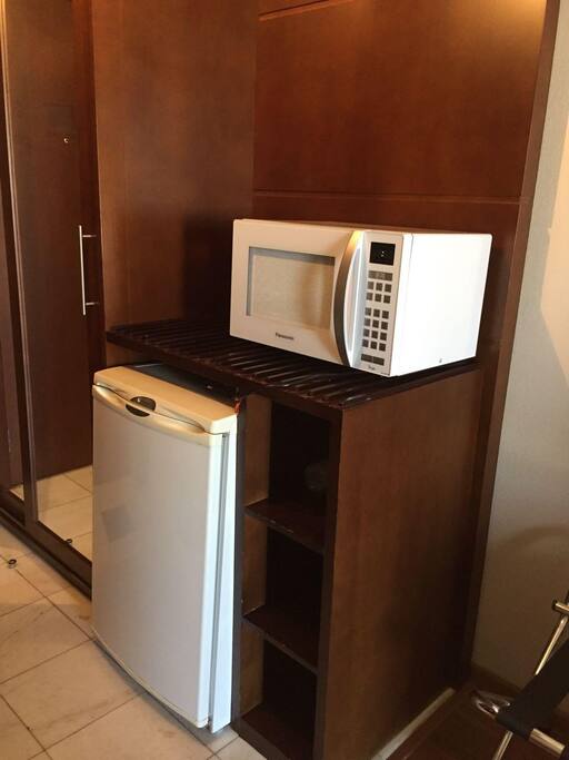 Frigobar e microondas disponível para uso