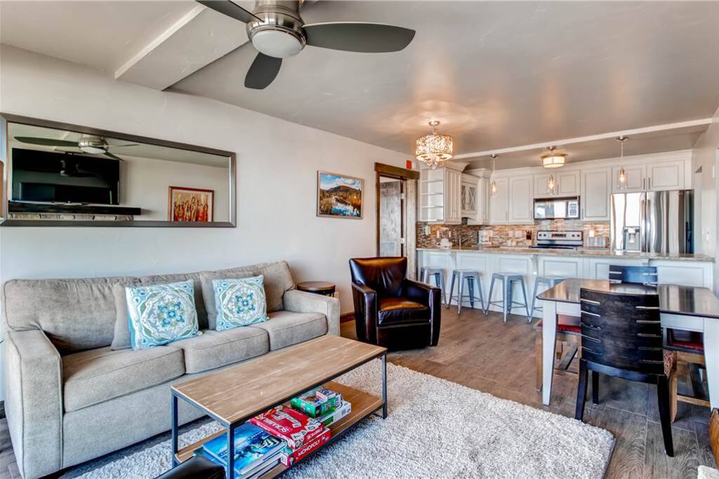 Couch,Furniture,Bench,Indoors,Room