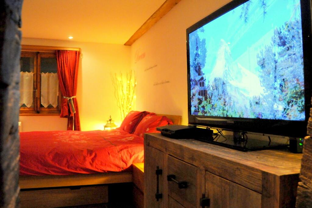 Giant king size bed, giant flat screen TV - popcorn machine included!