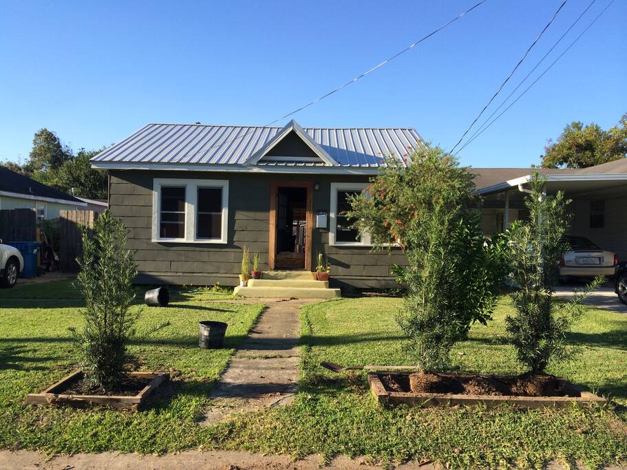 Cottage with driveway plus street parking