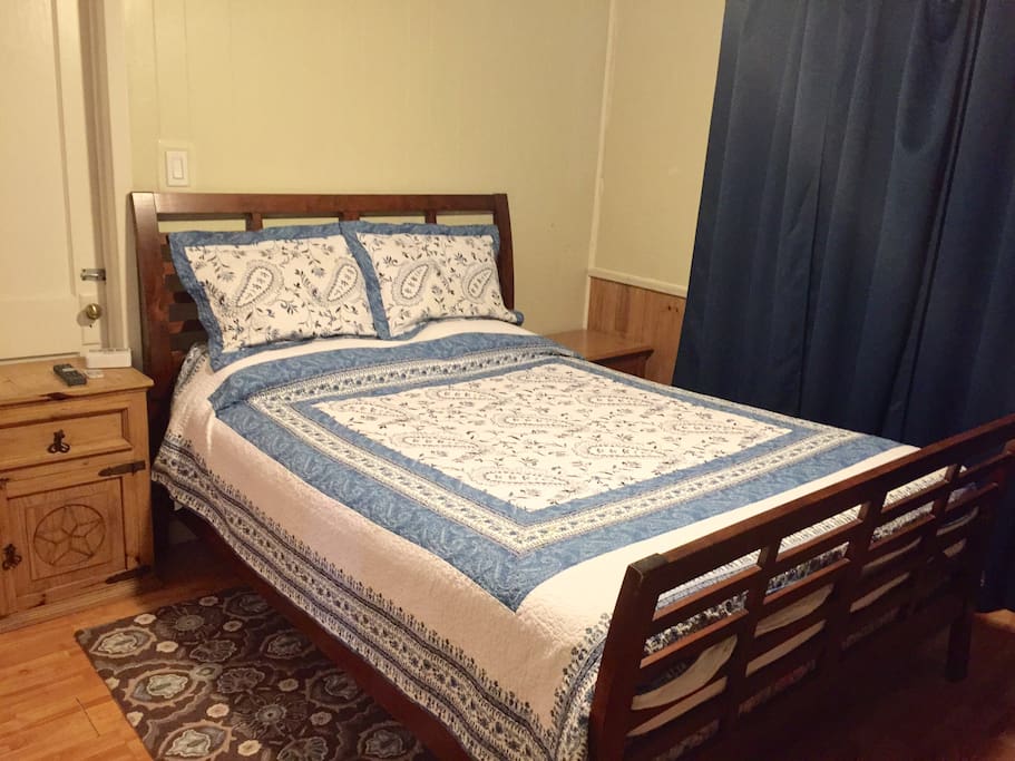 1st Front bedroom with queen size bed.