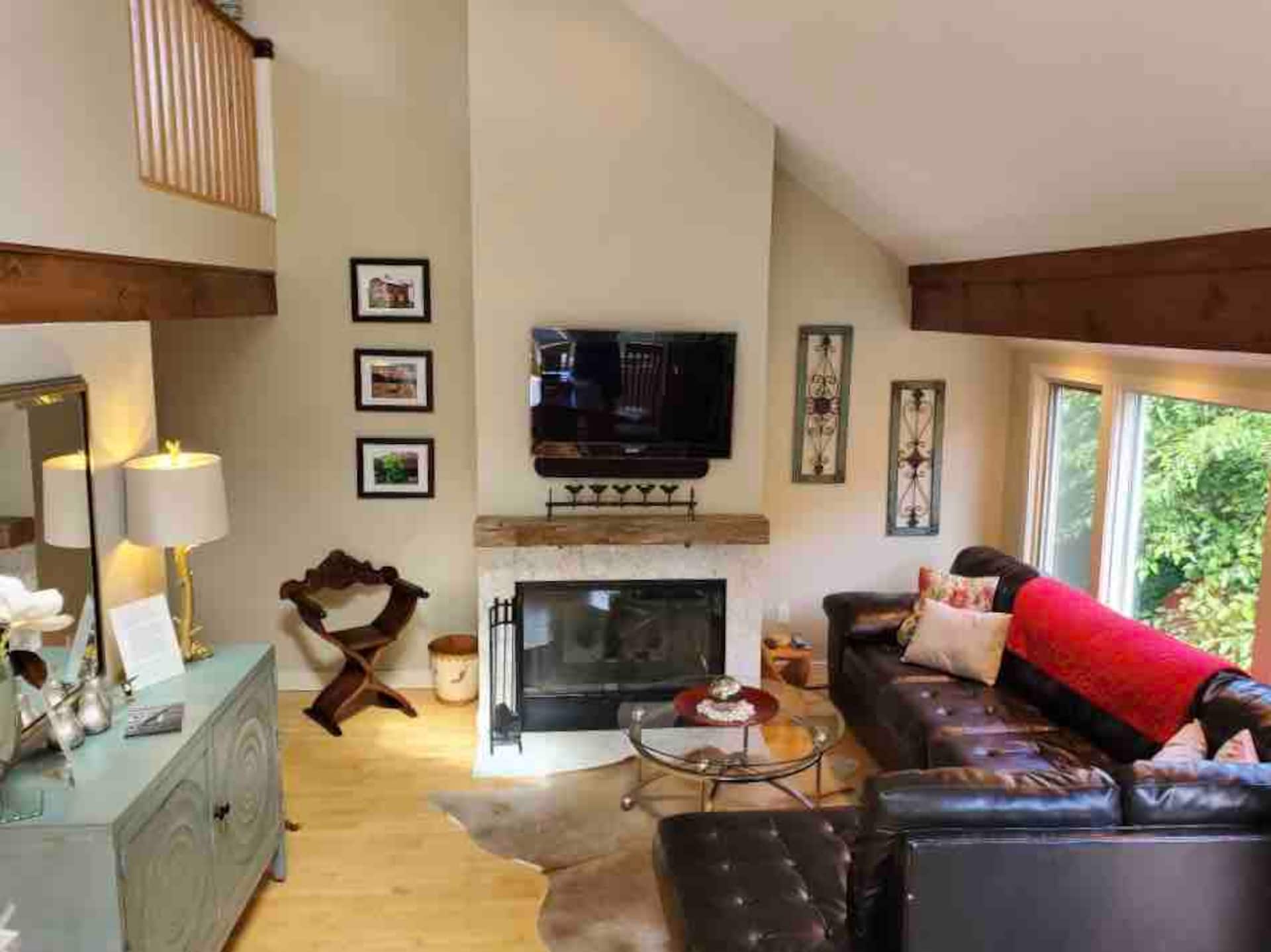 2BR 2BA + 3rd BR loft cozy end unit lakefront townhome comfortably sleeps 6!