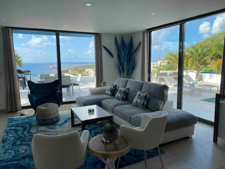 Пространа дневна соба со НЕВЕРОЈАТЕН поглед.