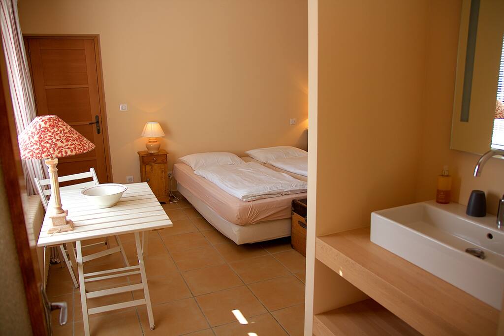 Studio bedroom with 2 beds & work desk with WiFi.