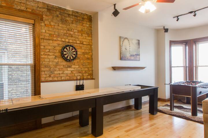 3 BR unit next to Wrigley Field gallery image 2