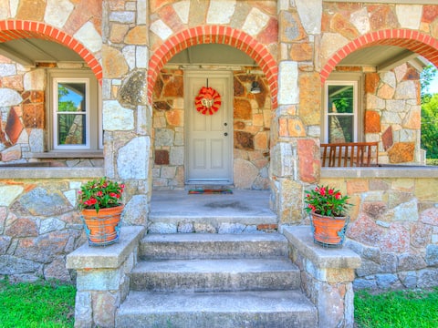 Sooner Stone Cottage-Walk to OU, the Mont!