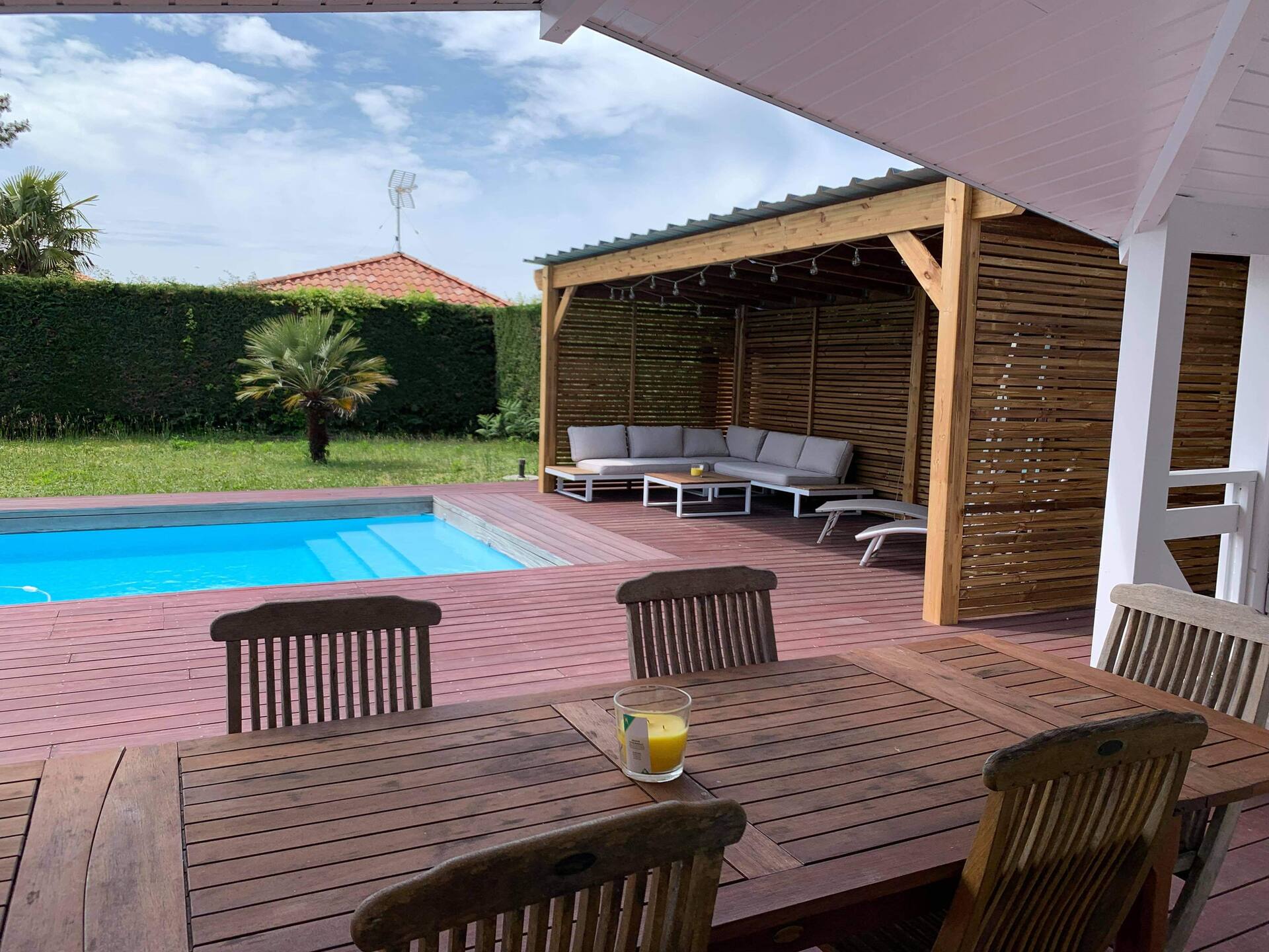 Cozy wooden house with pool — Foto 5