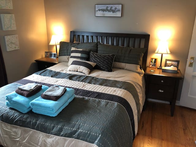 [NEWLY UPDATED] Cozy Room w/Queen Bed near Airport