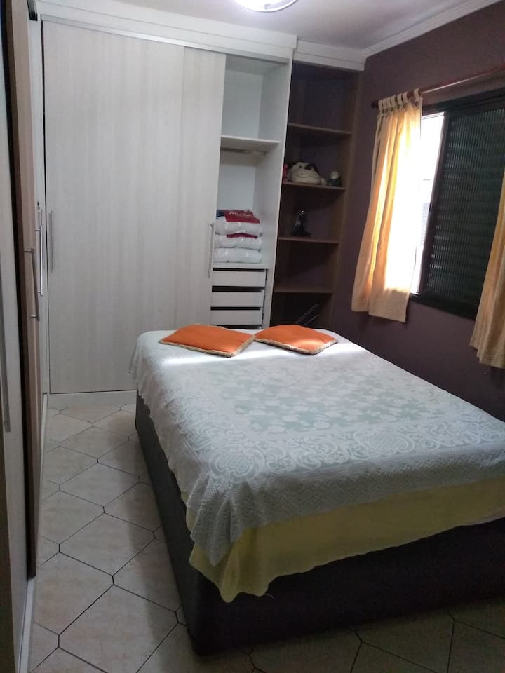 Ოთახი ყუთის ზამბარით და გასაშლელი დივანით