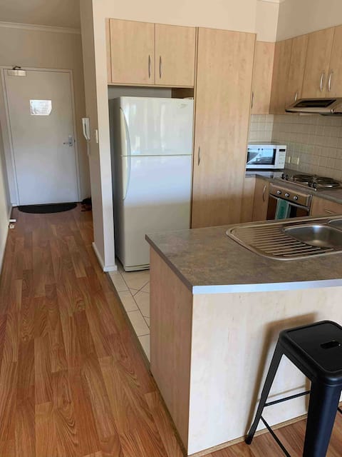 Popular Airbnb listing: Free parking, good location 2 bed, 2 bath, balcony in Glenelg