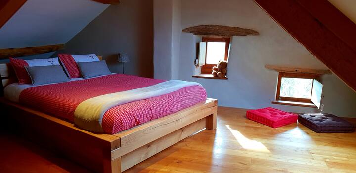 Rouet nature, gîte, La chambre cosy 3 personnes avec un lit queen size de 160x200 et un lit 1 personne 90x190, linge de lit fourni.