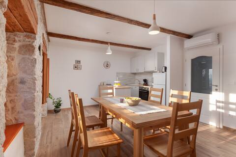 Successful Airbnb property: Old house dide Marijan in Općina Tučepi