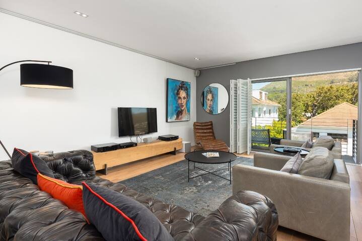 Spacious , Top Floor apartment, mountain views! gallery image 5