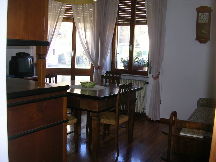 sala pranzo con divano