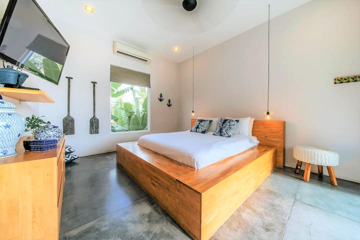Queensize-Schlafzimmer mit eigenem Bad auf der zweiten Etage.  Verfügt über einen überdachten Balkon mit Blick auf den Pool und die Gärten.