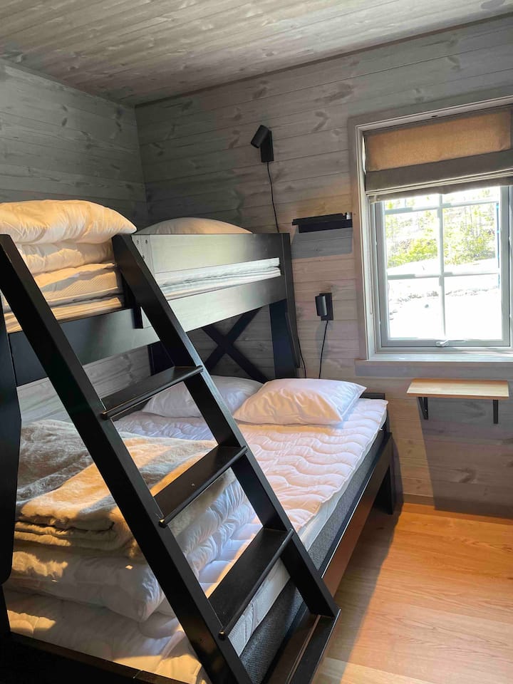 Chumba cha kulala cha 2 Kitanda cha ghorofa kina upana wa sentimita 140 na upana wa juu wa sentimita 90. Kabati limetolewa. Kwenye ghorofa ya chini