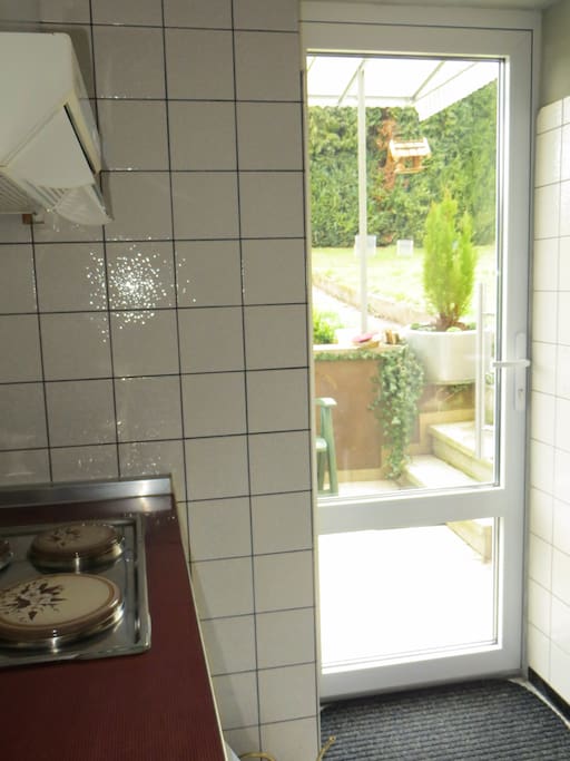 Kochküche mit Ausgang zum Garten hinten