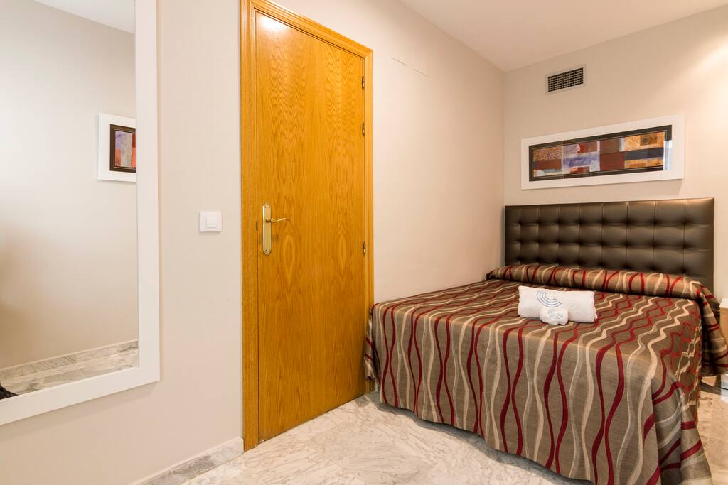 Dormitorio; cama doble (apartamento tipo estandar tipo 1)