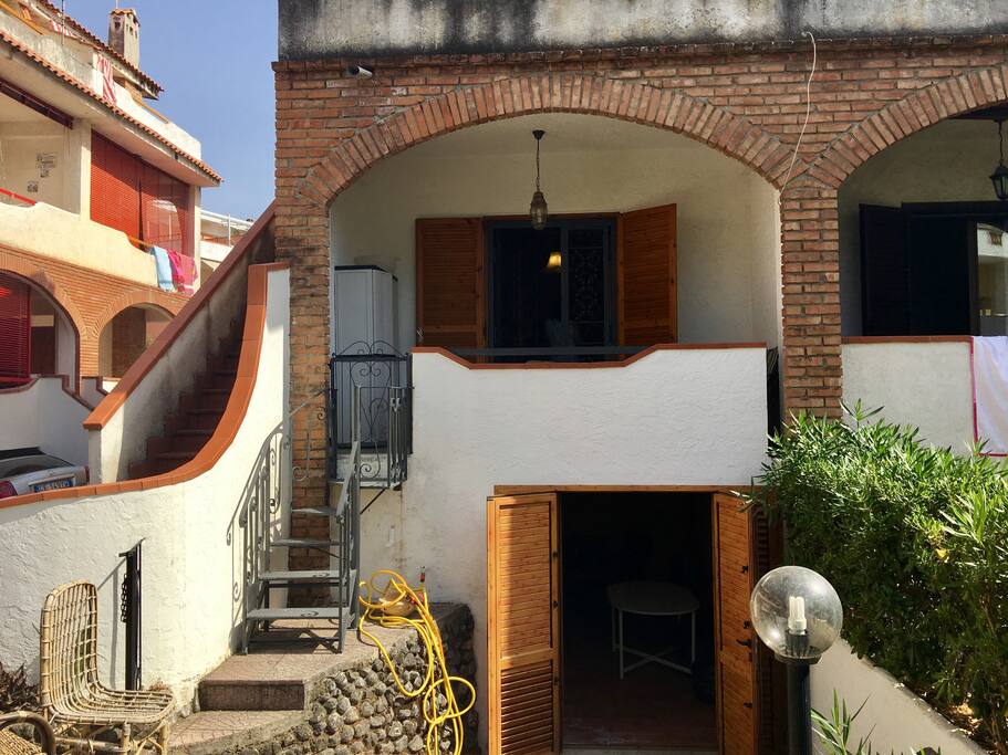 Ingresso dal giardinetto