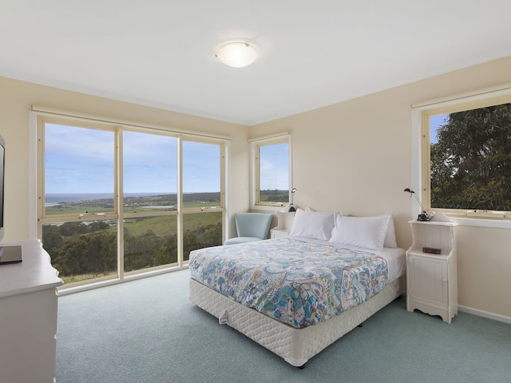 Lit queen size avec de grandes fenêtres. Réveillez-vous avec vue sur la montagne et la baie