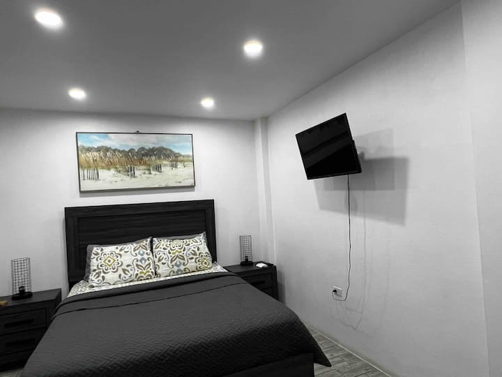 Მთავარი საძინებელი, დიდი ზომის საწოლით. Სმარტ-ტელევიზორი და A/C