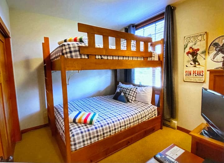 第二间卧室。标准双人床上方有标准双人床。  非常适合有小孩或青少年的家庭入住。 还包括带有线电视的小电视、Netflix、苹果电视。 壁橱里有无线网络打印机。 时钟收音机和两个USB插座。 上铺最大重量为225磅/102公斤 