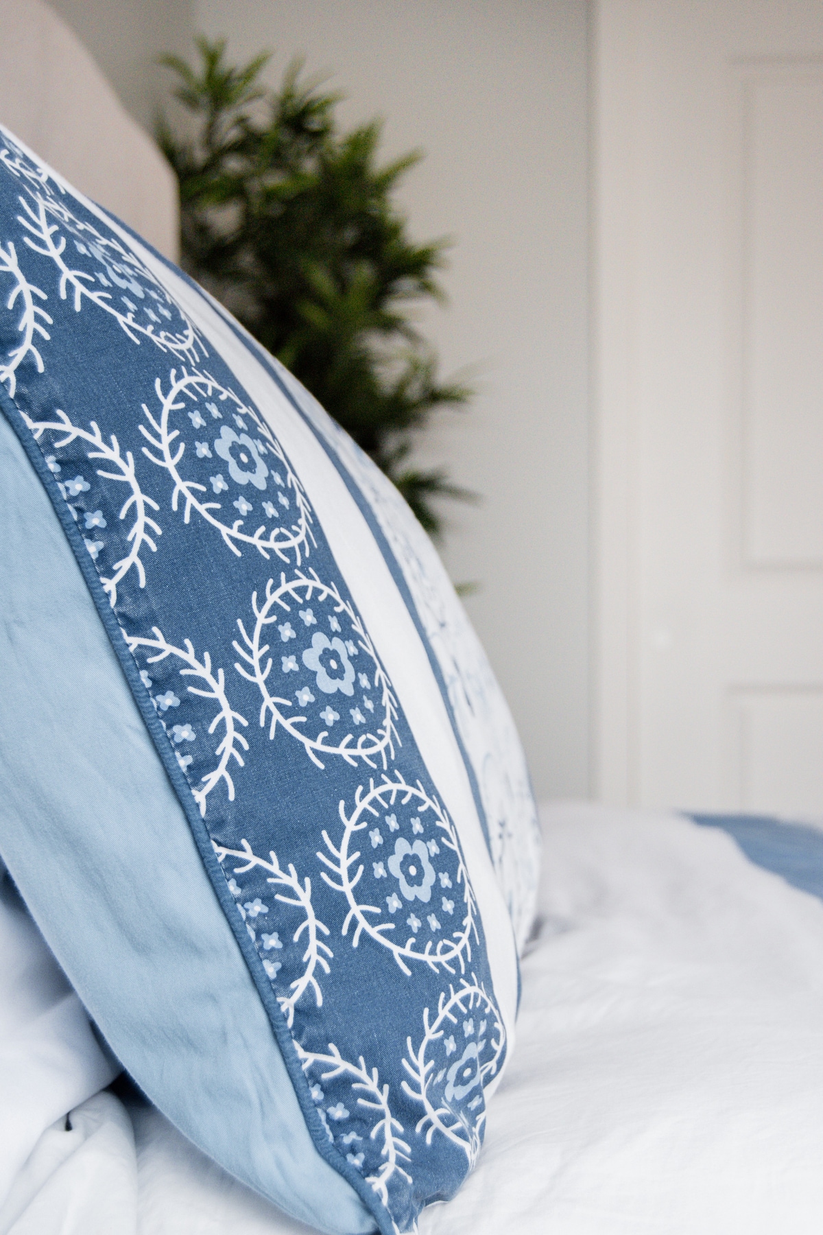 Hlavná spálňa s výhľadom na Mont-Royal ave a extra veľký šatník.