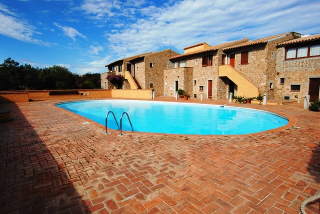 Piscina e zona prendisole condominiale