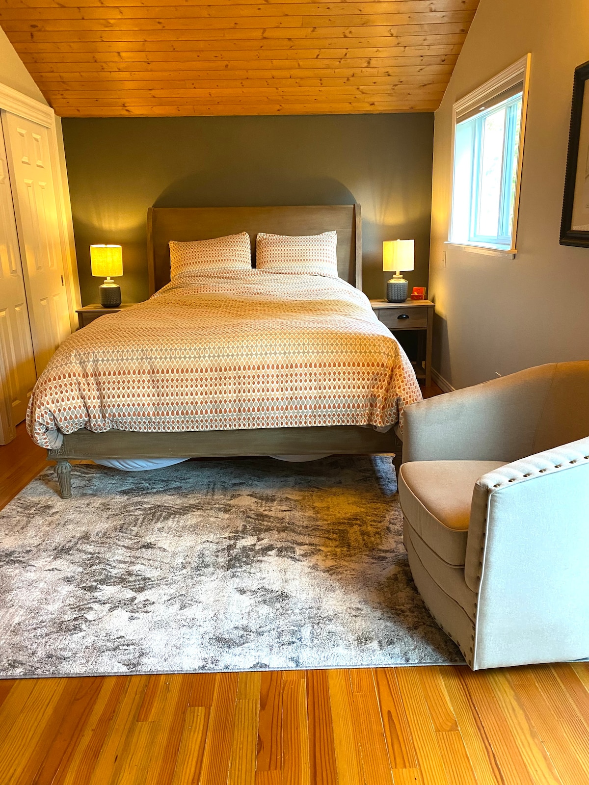 Cama queen size extremadamente cómoda y almohadas. El dormitorio principal tiene puertas francesas al aire libre privado. 