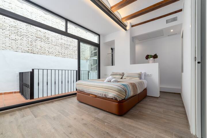 CATHEDRAL LUXURY 2BR, 2BA, BALCONIES, AC, Wifi gallery image 2