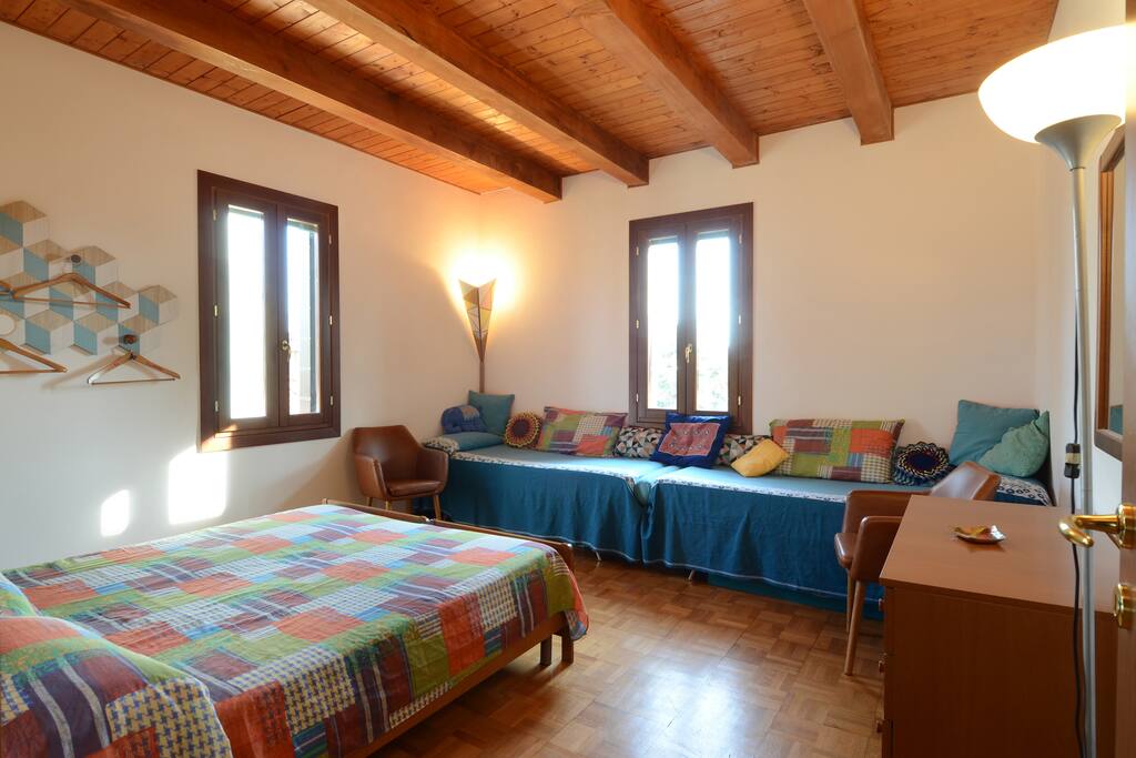 The long sofa-bed in front of the TV
Il lungo letto-divano davanti alla TV
