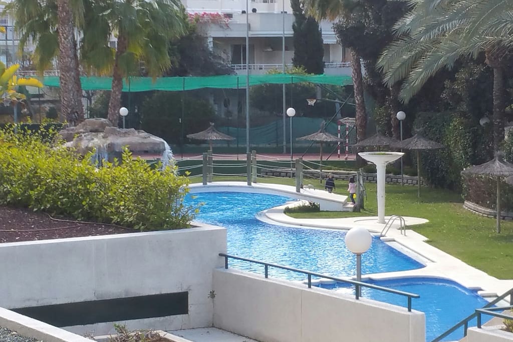 Vistas desde la terraza a la piscina