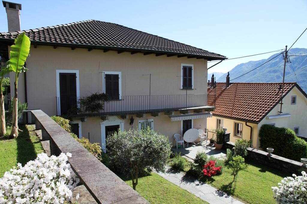 Blick auf Ferienwohnung (1. Stock) von Gartenterrasse / View from the terrace on the appartement (1st floor)
