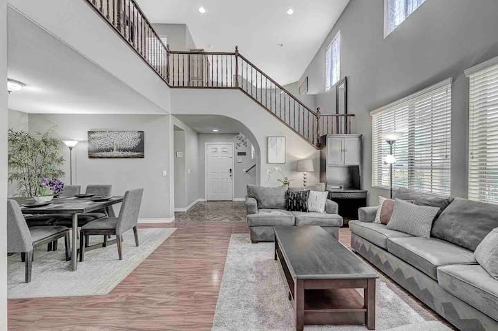 *King Suite* Spa* Fast Wi-Fi *6 miles to LV Strip*