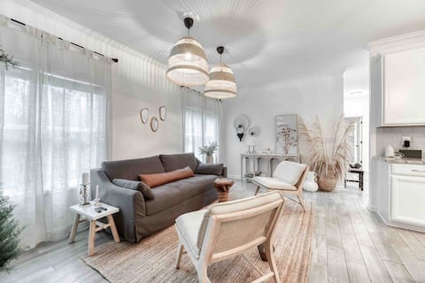 Top Airbnb: A Family Getaway Lakeside House minutes to Lake in Buford
