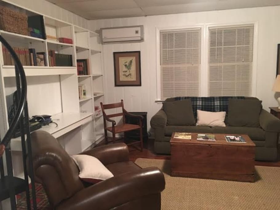 Living room seating area w. desk, tv and internet plug-in