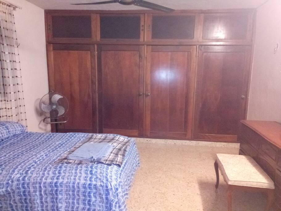 Closets aplios con ganchos para ropa.