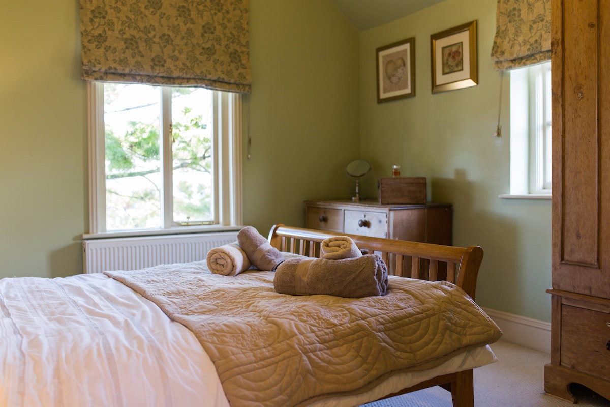 Chambre principale avec mobilier antique offrant à partir de janvier 2026 un paradis de sommeil hybride de 27 cm avec isolation de mouvement en mousse à mémoire de forme! Chambre principale 