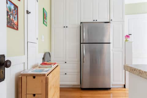 Popular Airbnb listing: Upscale 2 Bdrm Suite: Kitchen, Spa Bath, Laundry in Boston
