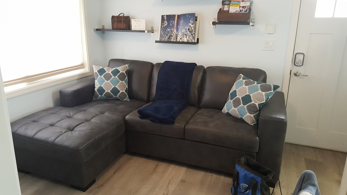 ספה נוחה ומרדף.  בצ'ייס יש מקום לשמיכות וכריות נוספות למיטה הנפתחת הנוחה