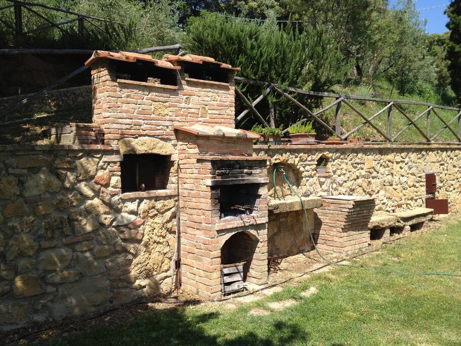 Esterno - forno a legna e barbecue